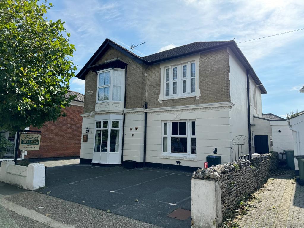 Lot: 102 - FREEHOLD GUEST HOUSE WITH 11 GUEST ROOMS AND SEPARATE OWNER'S ACCOMODATION - Detached building with painted render and brickwork